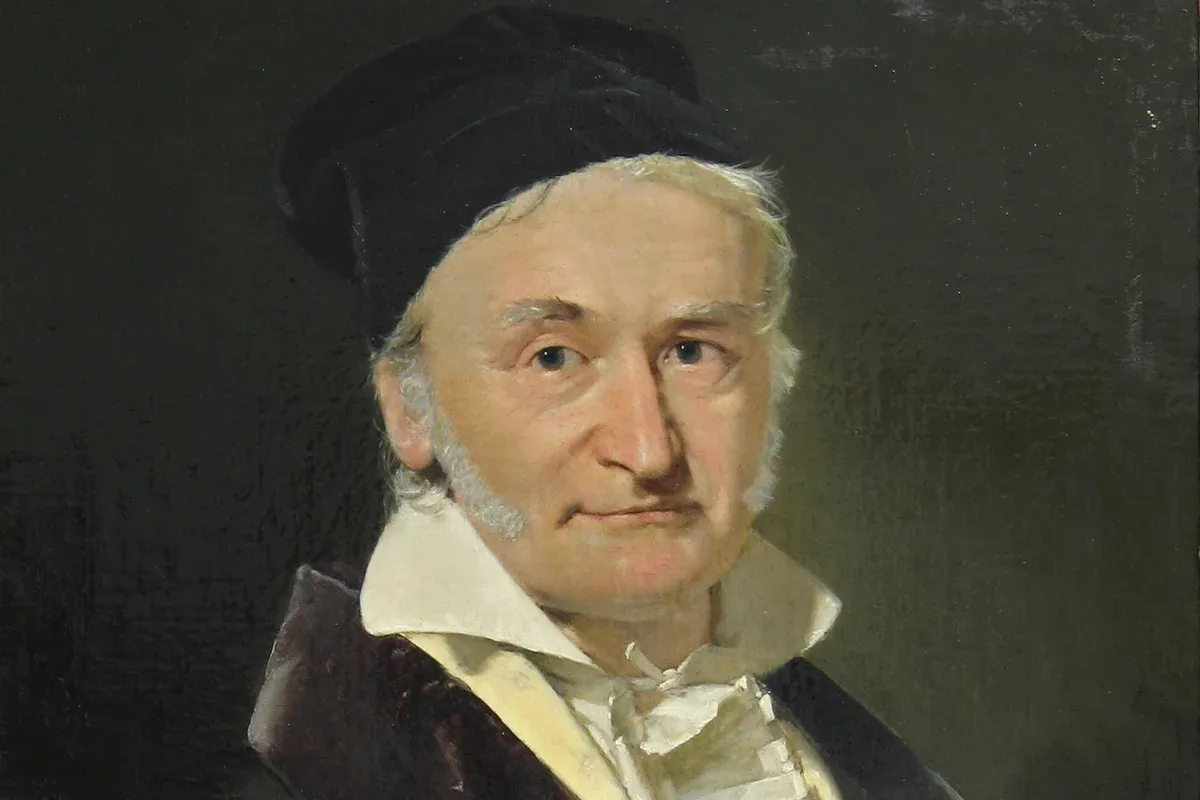 Chân dung sơn dầu Carl Friedrich Gauss năm 1840 của họa sĩ Christian Albrecht Jensen: một ông lão tóc bạc đội mũ nhung đen, cổ áo trắng, khoác áo choàng tối màu, nhìn thẳng về phía người xem. Tranh thuộc phạm vi công cộng (Wikimedia Commons).